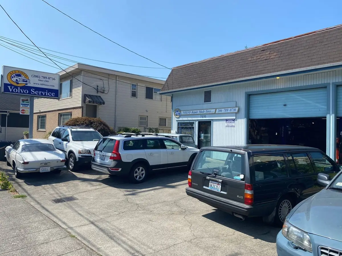 The All Vovo shop on 15th Ave NW with a P1800, XC90, XC70 and 940 wagon parked out front